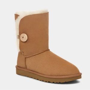 UGG Bailey Button II Chestnut Size 8